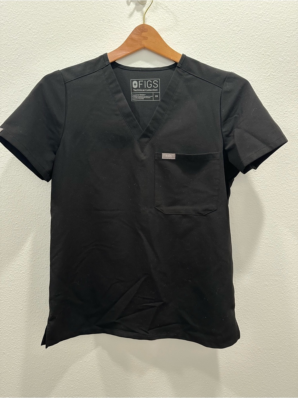 FIGS Catarina Women’s Black V-Neck Scrub Top short sleeve scrubs nursing xs